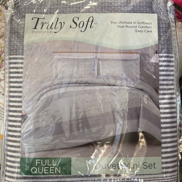 Truly Soft
Multi Stripe Full/ Queen Duvet Set - Picture 5 of 6